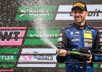 Ganz oben auf dem Podium nach einem Start-Ziel-Erfolg: René Rast