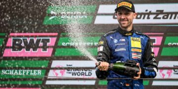 Ganz oben auf dem Podium nach einem Start-Ziel-Erfolg: René Rast