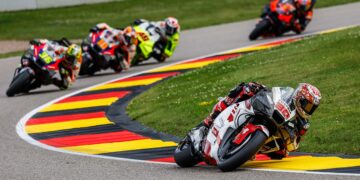Zwölf Tonnen Rennstreckenfarbe lassen die Curbs auf dem Sachsenring neu erstrahlen