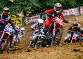 Larissa Papenmeier (423) war bei der DMX Damen im Rahmen des ADAC MX Masters in Bielstein vom Start weg nicht zu schlagen