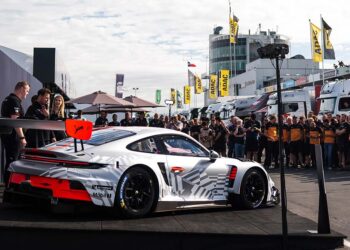 Der weiterentwickelte Porsche 911 GT3 R bei der Weltpremiere am Nürburgring