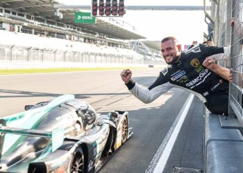 Pavel Lefterov bejubelt seinen Teamkollegen Danny Soufi bei der Zieldurchfahrt