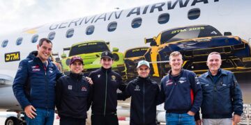 Wolfram Simon-Schröter, Ayhancan Güven, Jordan Pepper, Lucas Auer, Fabio Scherer und ADAC Motorsportchef Thomas Voss (l-r)