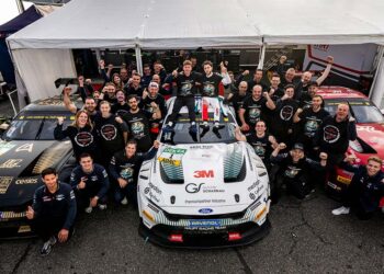Finn Wiebelhaus und Salman Owega feiern mit ihrem Haupt Racing Team die Meisterschaft