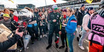 Sebastian Pufpaff mit Porsche-Pilot Ayhancan Güven und ProSieben-Moderatorin Andrea Kaiser