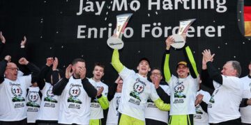 Eingeschworene Truppe: Großer Jubel bei SR Motorsport by Schnitzelalm