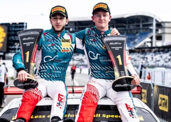 Die Champions Salman Owega und Finn Wiebelhaus mit ihren Trophäen