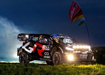 Bis in die Dunkelheit hinein führen die Tagesetappen der Central European Rally 2025 – für die Besucher gibt es Action und Unterhaltung von der ersten bis zur letzten Minute