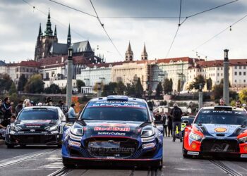 Prächtige Kulisse für die weltbesten Rallyepiloten: Im Herzen von Prag gaben sich WRC1-Piloten von Toyota, Hyundai und Ford die Ehre und fuhren im Konvoi entlang der schönsten Sehenswürdigkeiten der Goldenen Stadt