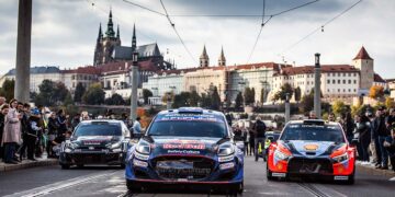 Prächtige Kulisse für die weltbesten Rallyepiloten: Im Herzen von Prag gaben sich WRC1-Piloten von Toyota, Hyundai und Ford die Ehre und fuhren im Konvoi entlang der schönsten Sehenswürdigkeiten der Goldenen Stadt