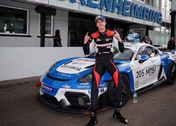 Joep Breedveld freut sich über seinen Meistertitel in der Porsche Sprint Challenge Deutschland GT4 (Foto: Porsche Sports Cup Deutschland)