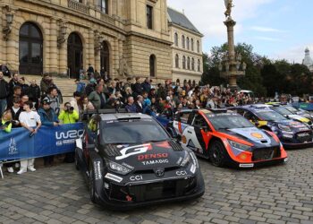 Der Prolog zur Central European Rally zog am Sonntag in Prag zahlreiche Fans an. Seit Montag stehen nun Passau und die Rallyeregion in Niederbayern, Tschechien und Österreich im Fokus