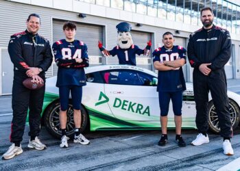 251107 dtm 01 Markus Kuhn, Tom Kalender, Maskottchen „Pat Patriot“, Ayhancan Güven und Sebastian Vollmer (l-r)