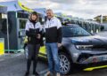 Opel-Marketingchefin Rebecca Reinermann mit ADAC Sportpräsident Dr. Gerd Ennser mit dem Opel Mokka GSE Rally