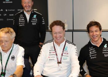 Wolfgang Dürheimer, Bradley Lord, Ola Källenius und Toto Wolff bei der Bekanntgabe des gemeinsamen Förderprojekts 2025 (Foto: Mercedes-AMG)