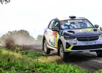 Steile Lernkurve: Claire Schönborn steigerte sich bei ihrer ersten Schotter-Rallye in einem Fronttriebler von Prüfung zu Prüfung