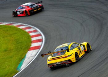 Hermann Speck in der Verfolgung von Thomas Westarp in der GT Summer Series (Foto: GT Summer Series)