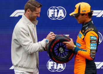 Schöne Geste: Formel-1-Pilot Lando Norris lässt sich den Award von Maro Engel signieren