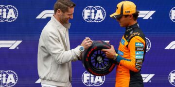 Schöne Geste: Formel-1-Pilot Lando Norris lässt sich den Award von Maro Engel signieren