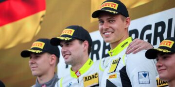 Denny Berndt und Lachlan Robinson (beide Mitte) führen die Tabelle an