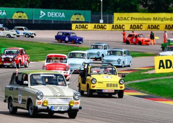 Im Rahmen der Red Bull Rennpappe ging es für 50 Trabanten auf den Sachsenring