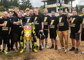 Max Thunecke feiert mit dem Johannes Bikes Suzuki-Team den vorzeitigen Titelgewinn in der DMX Open
