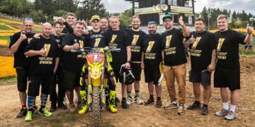 Max Thunecke feiert mit dem Johannes Bikes Suzuki-Team den vorzeitigen Titelgewinn in der DMX Open