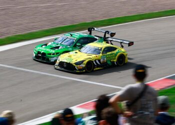 Marco Wittmann im Duell mit Jules Gounon im gelben Mercedes-AMG GT3