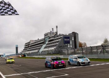 Enger geht es nicht: Finn Niklas Wollnik (rechts) gewinnt mit 0,001 Sekunden Vorsprung vor Moritz Groneck (links) im ADAC Tourenwagen Junior Cup (Foto: ADAC Tourenwagen Junior Cup)